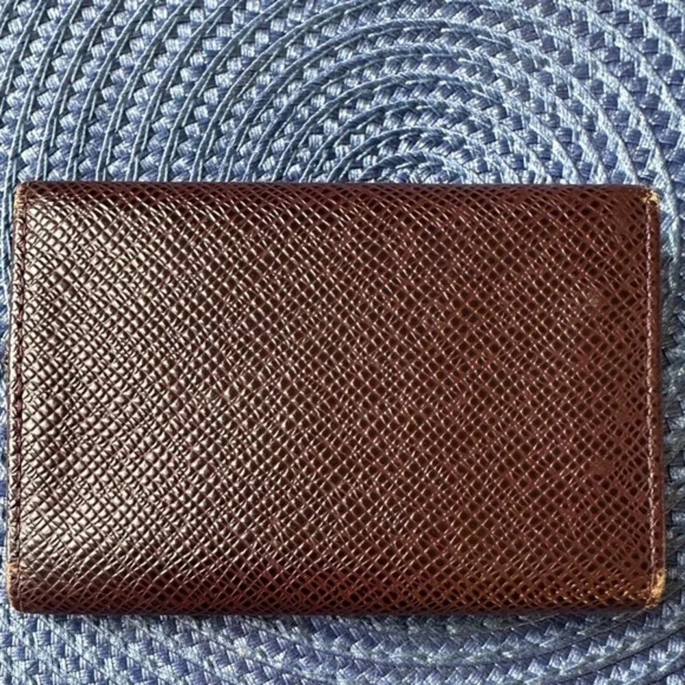 AUTHENTIC Louis Vuitton keycase. Brown Epi leather.